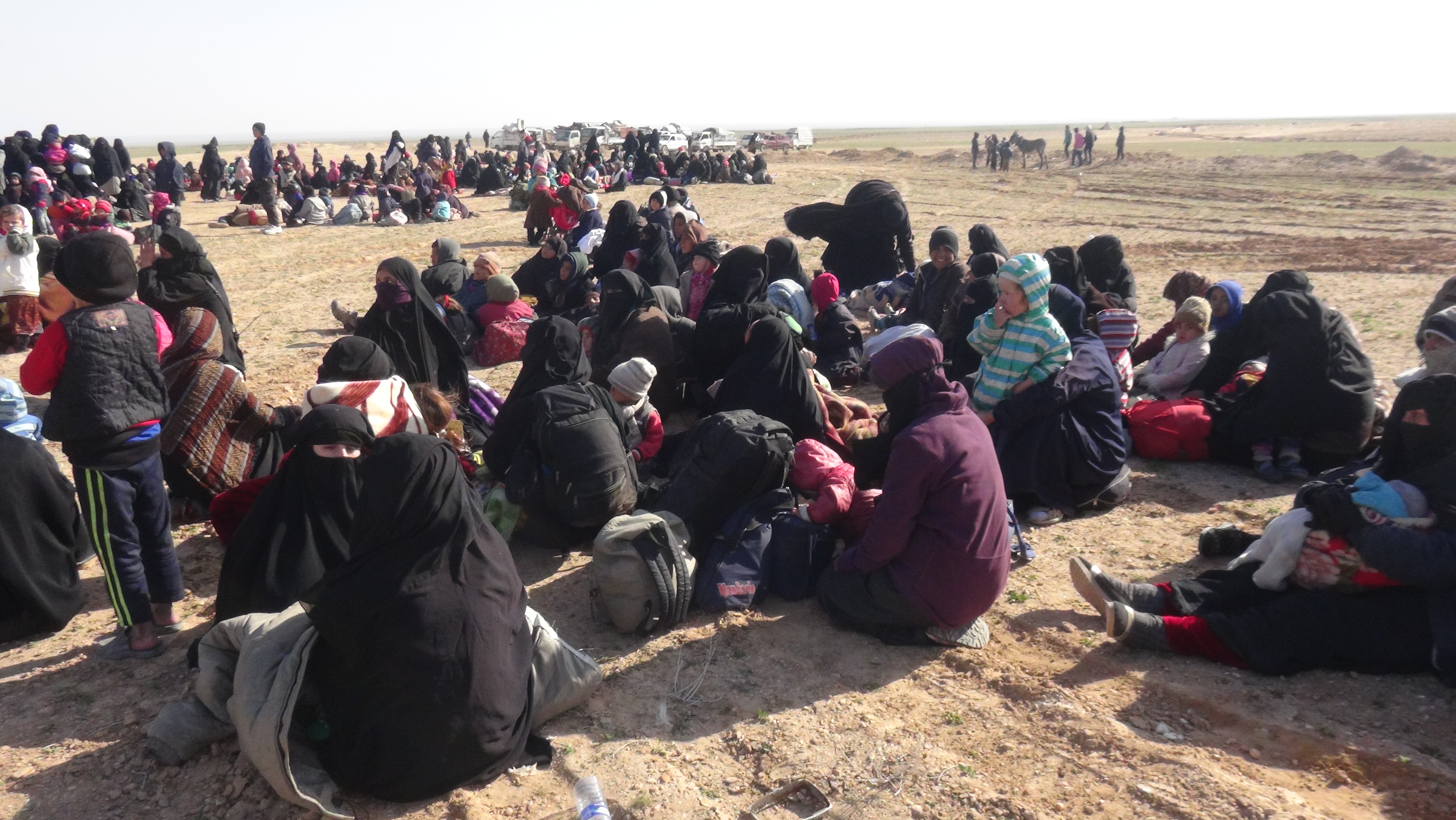 Hundreds of civilians flee from IS in al-Sousse