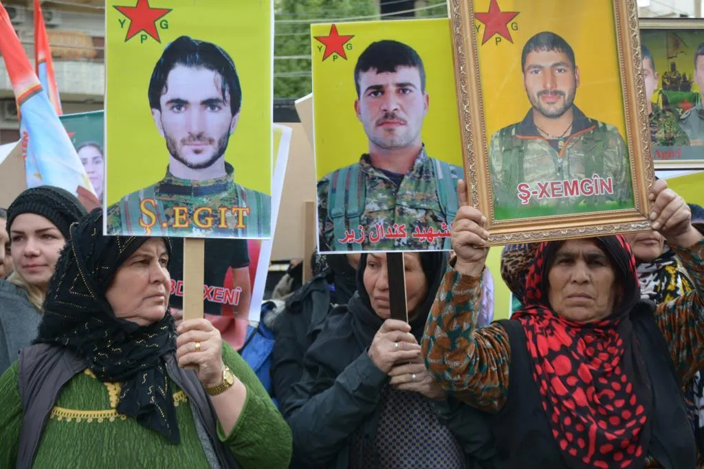 Families of martyrs demanded air embargo ,made several proposals