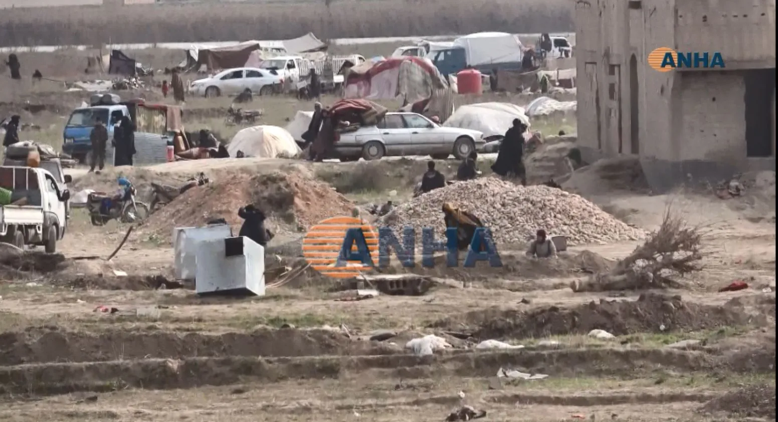 ANHA news agency reaches last point where IS mercenaries are besieged, using civilians as human shields