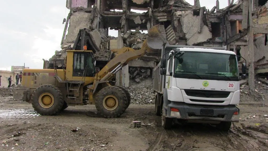 Al-Raqqa city's rubble used in roads leveling