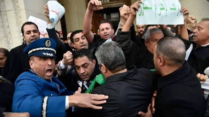 Algerian security forces prevent a demonstration against Bouteflika