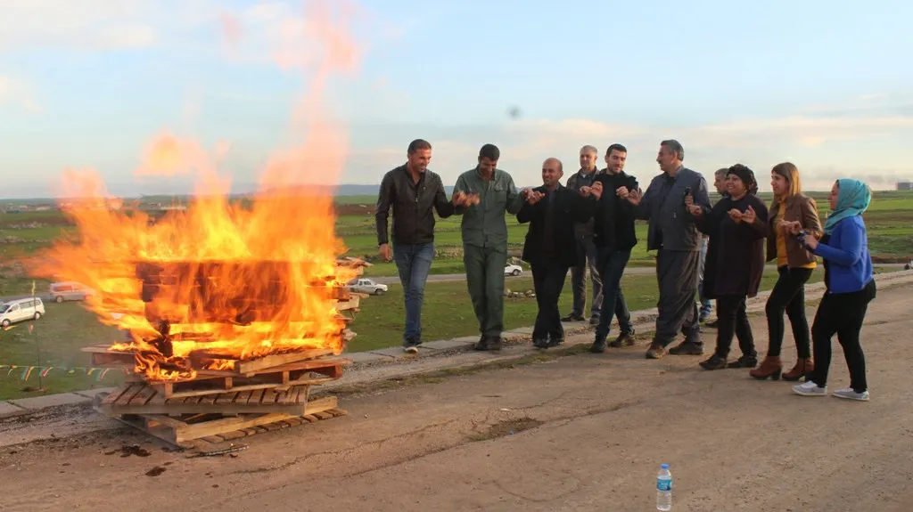 Flames, candles of Newroz lit, preparations for tomorrow celebrations fulfilled