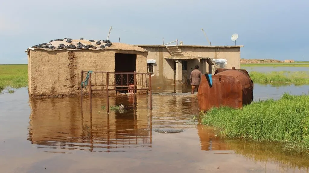 Flood waters encircled 4 villages in Tel Hamis