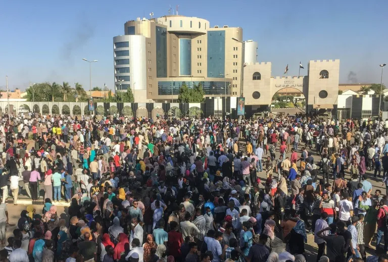 Sudanese gather in front of army headquarter for second day in a row