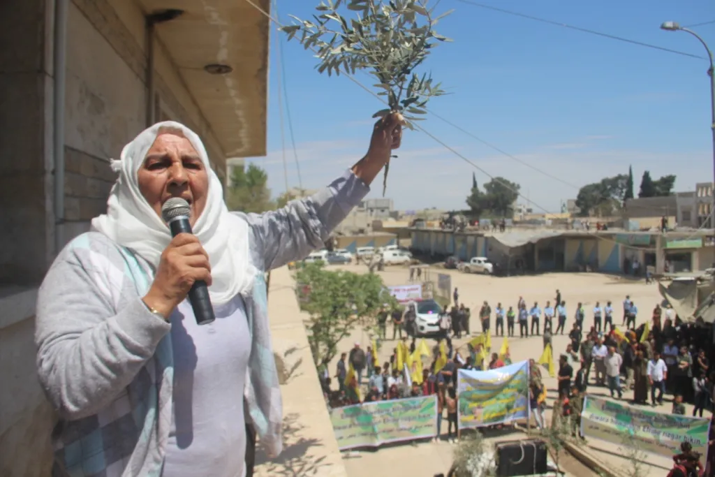 People of Euphrates Region demonstrated against building occupation's walls in Afrin