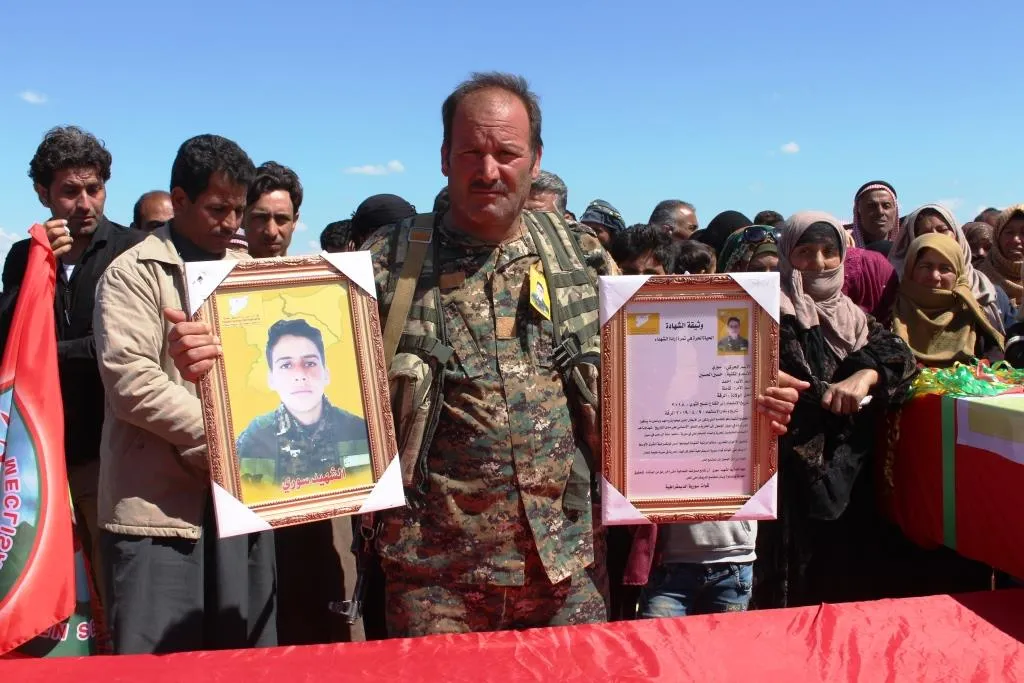 Al-Raqqa bids martyr Hussein Hussein farewell to his last resting place