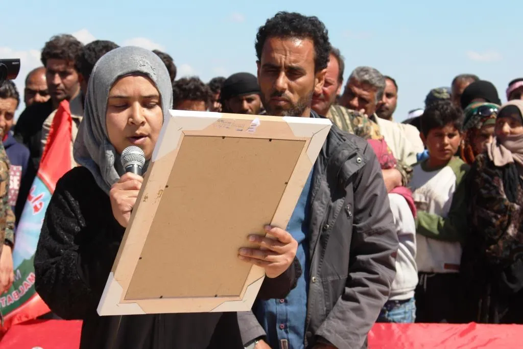 Al-Raqqa bids martyr Hussein Hussein farewell to his last resting place