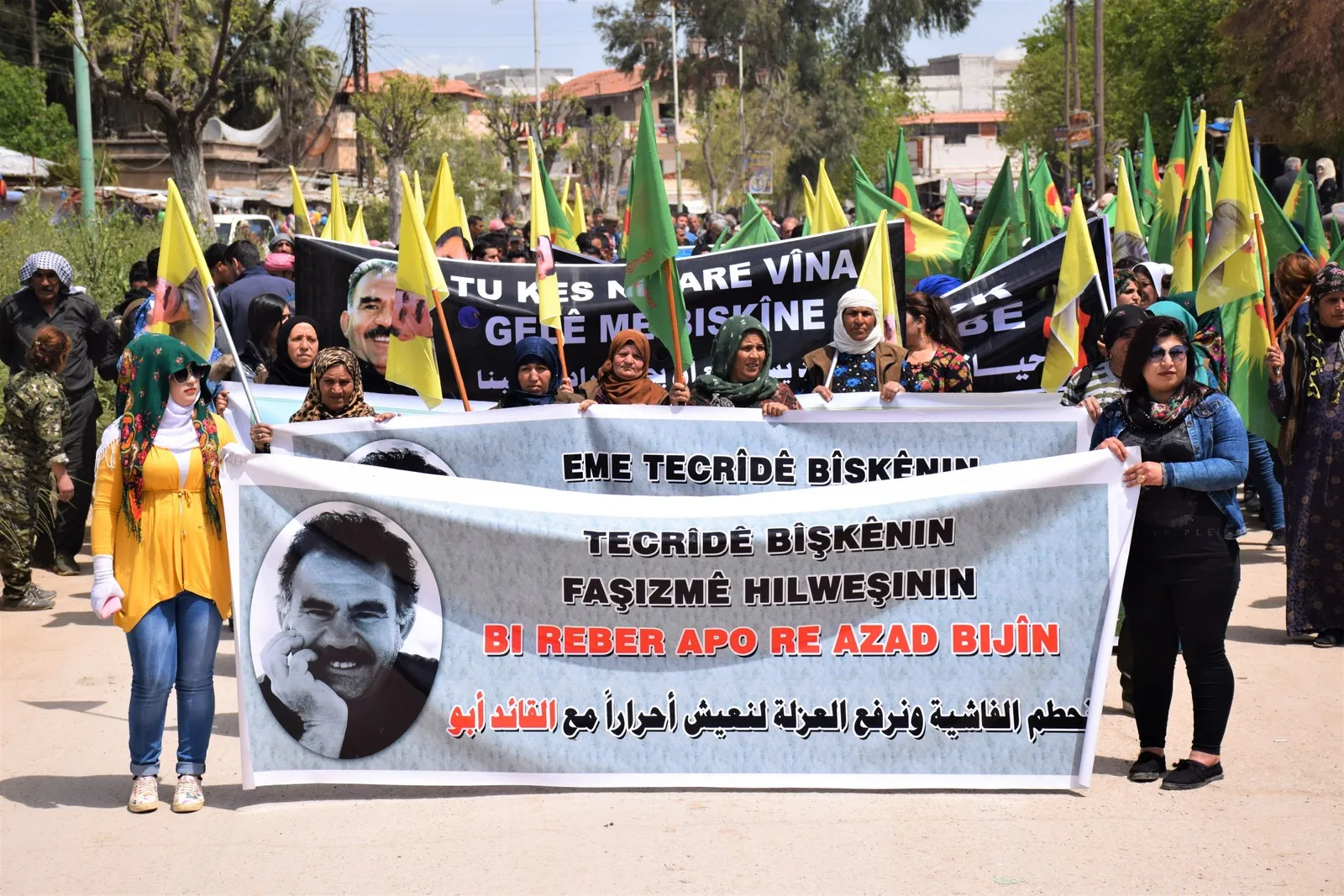 On a demo, residents of Serê Kaniyê salute hunger strikers