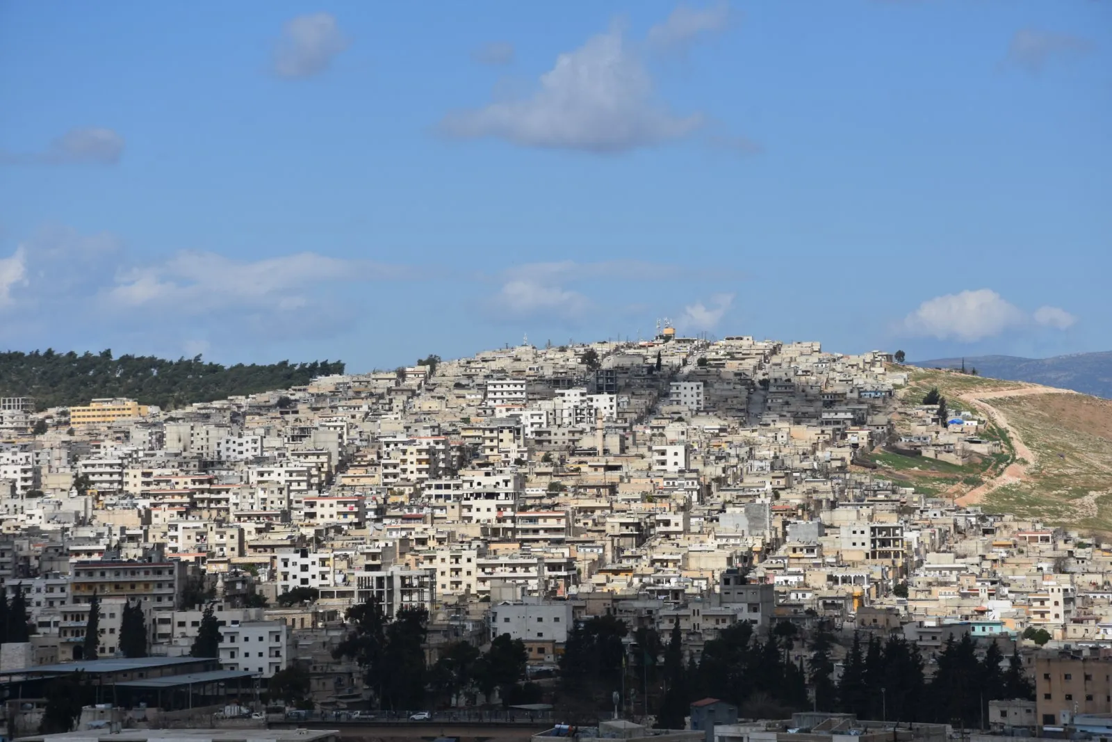 Occupation settles families from Idlib in Afrin, kidnaps its citizens