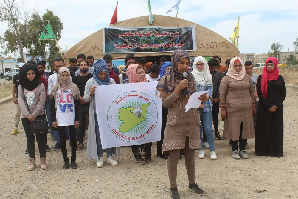 Youth sit-in continues on 6th day amid visits from al-Raqqa, al-Tabqa