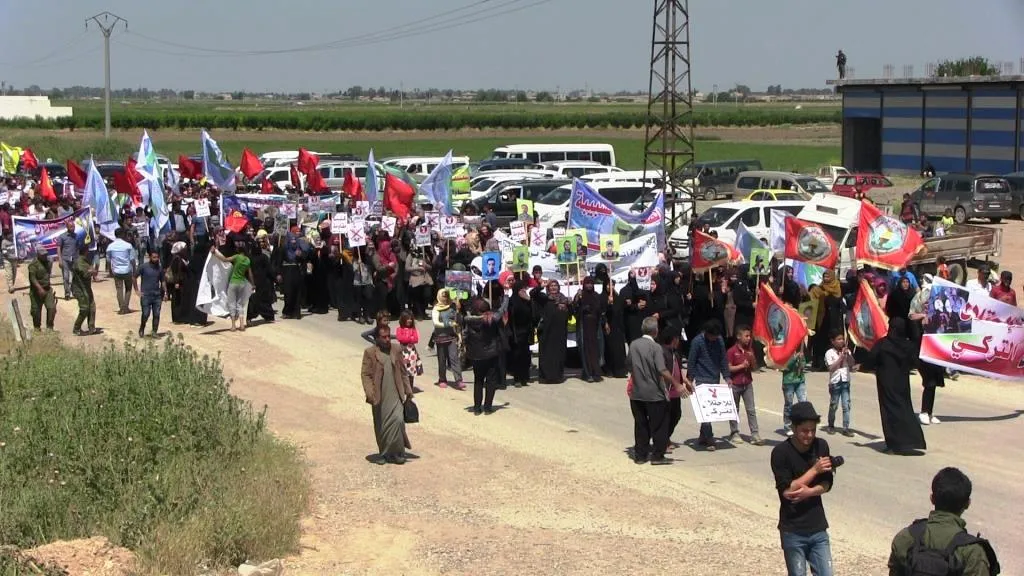 Mass demo south al-Raqqa in condemnation of "division wall of Syria"