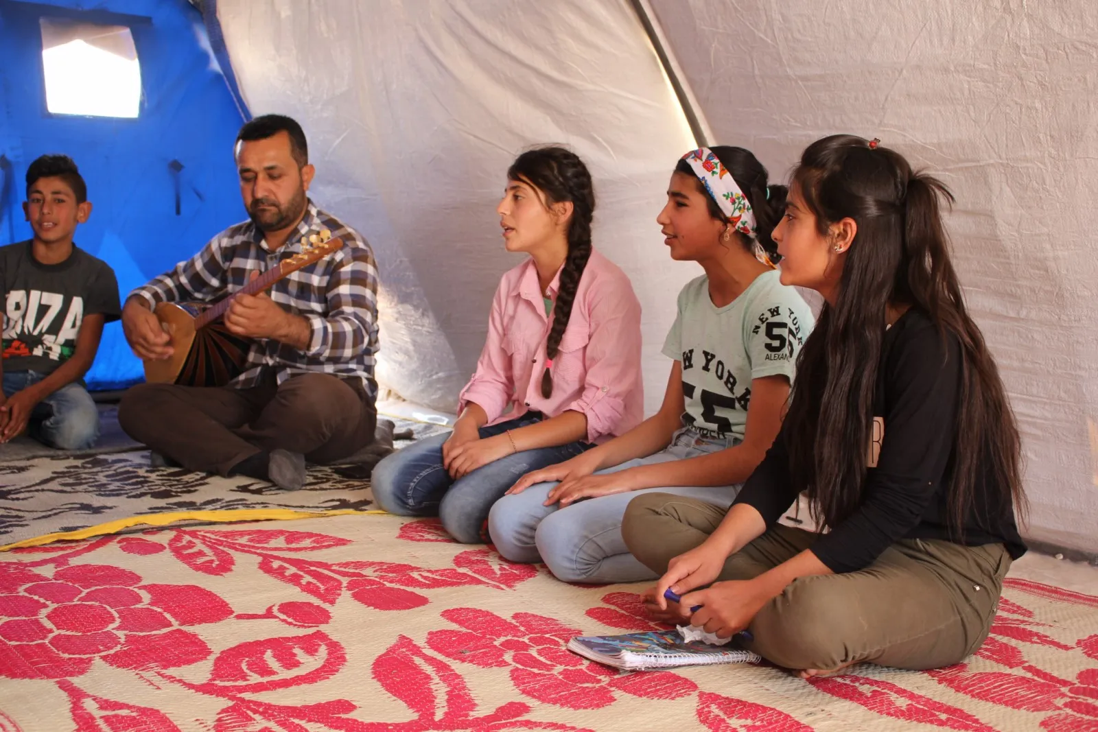 Girl in al-Shahba singing in 5 languages