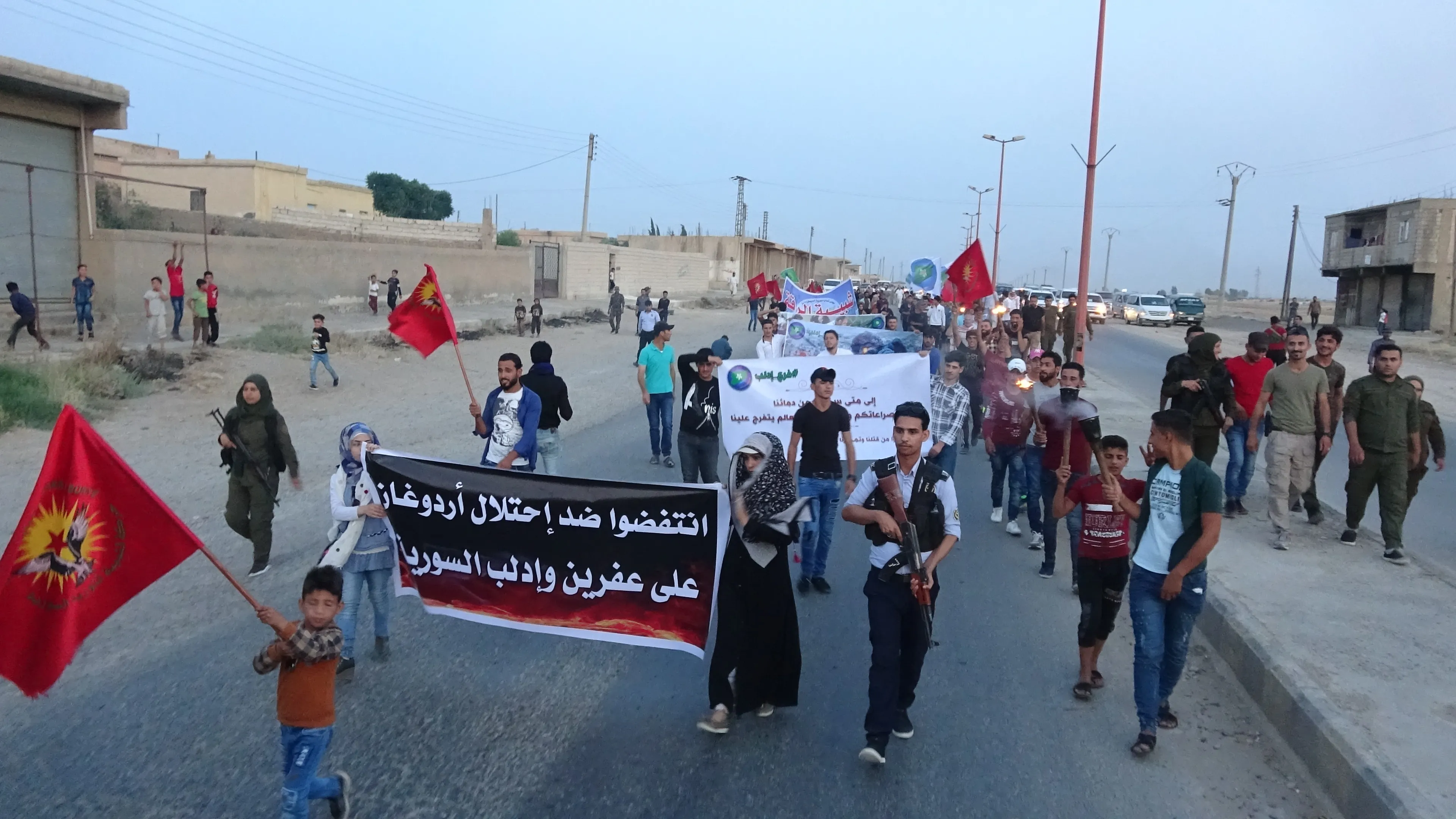 Youth of al-Raqqa march to denounce violations against Afrin and Idlib
