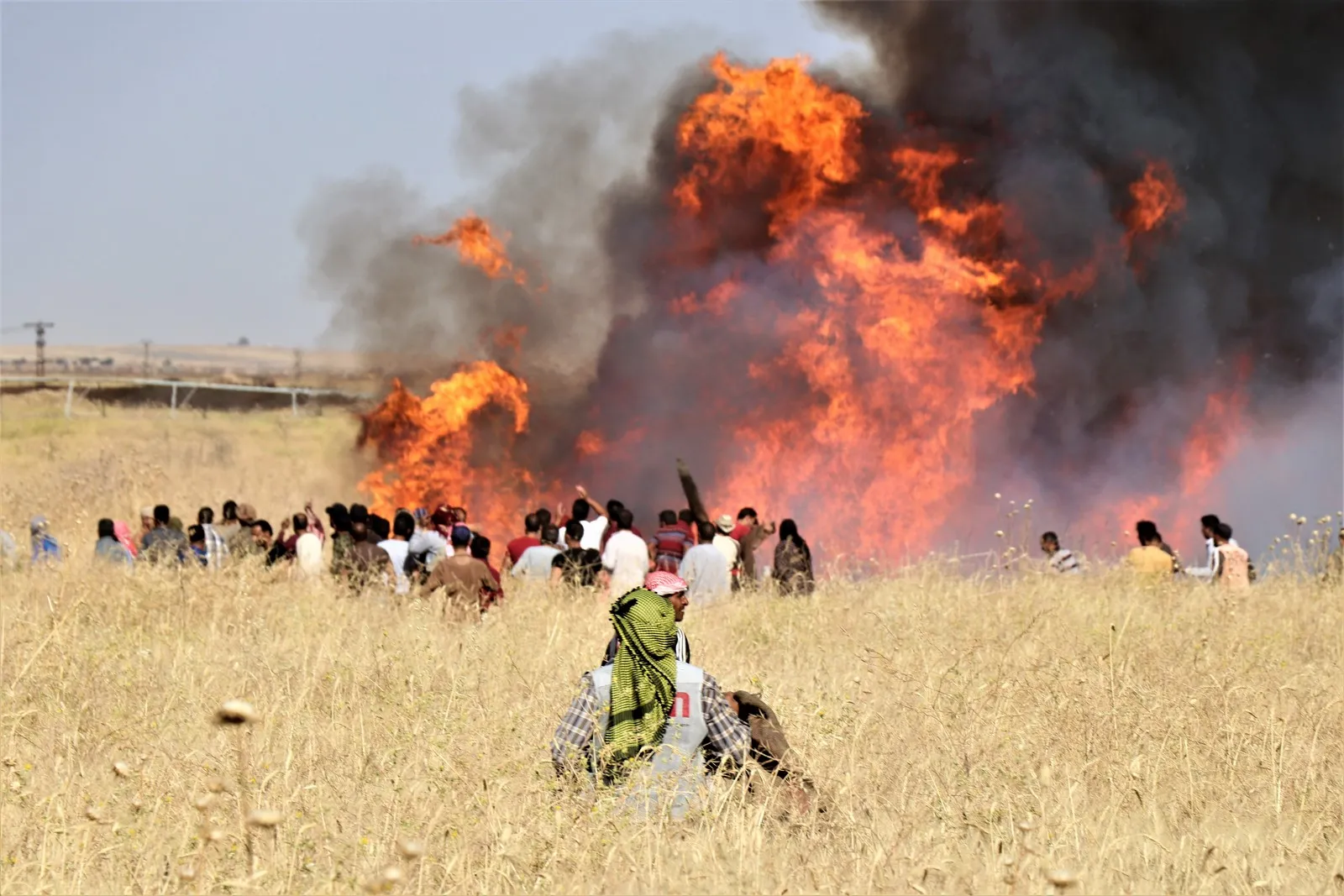 Turkish soldiers burn wheat crop in Tal Halaf villages