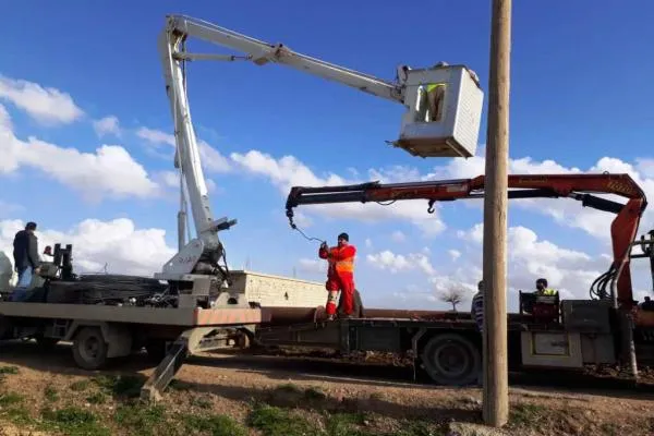 Repair of electrical network in western countryside of Deir ez-Zor 