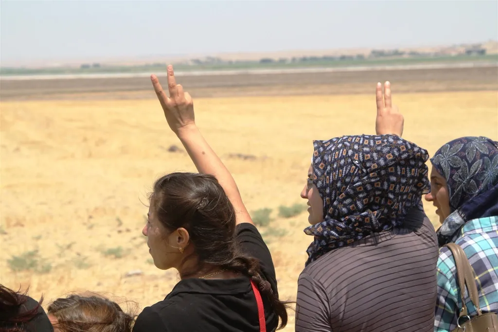 Rejecting threats... Thousands of Syrians constitute human shields off Turkish border