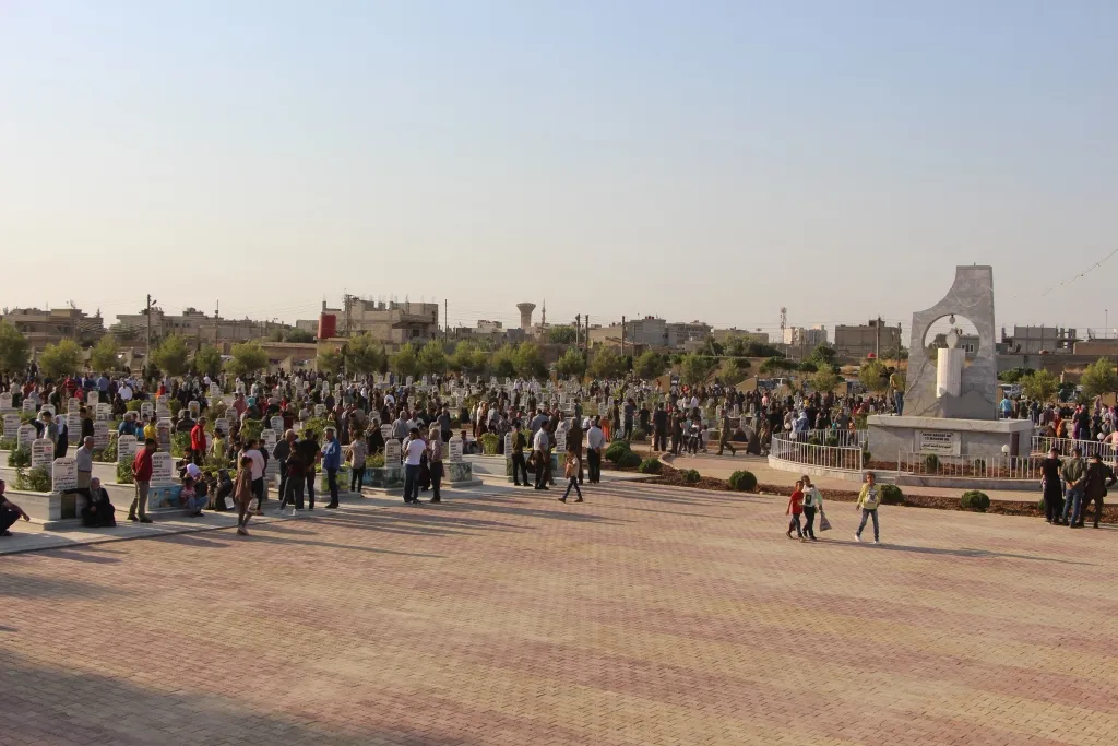 People of N, E Syria visit martyrs' shrines, appreciation their sacrifices 