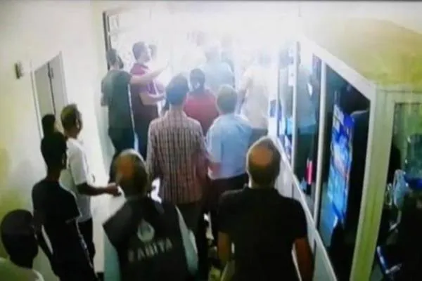 AKP's member threatened HDP co-chair with gun