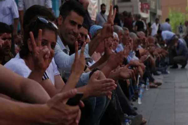 Sit-in activities continue for 8th day in the cities of northern Kurdistan