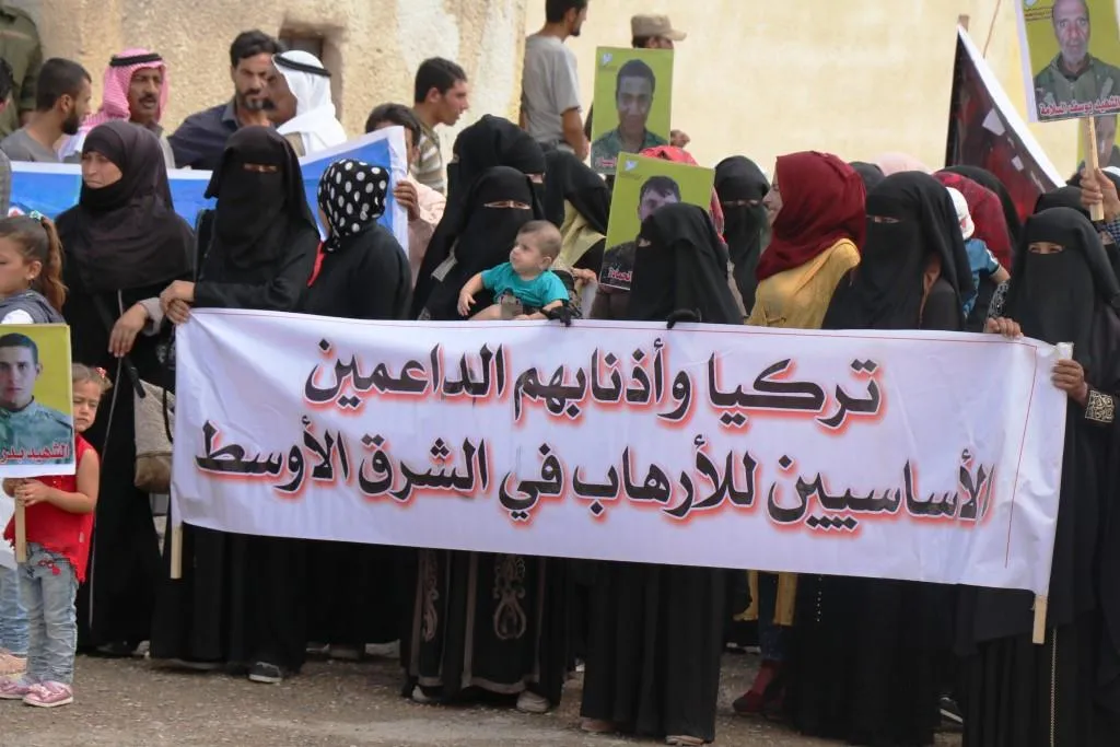 Hundreds of residents of Deir ez-Zor march against Turkish threats