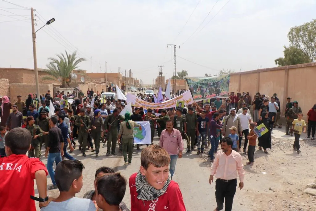 Hundreds of residents of Deir ez-Zor march against Turkish threats