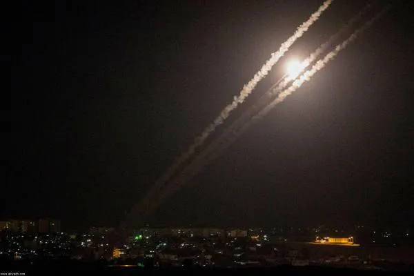 Several rockets are fired from Gaza towards Israeli towns