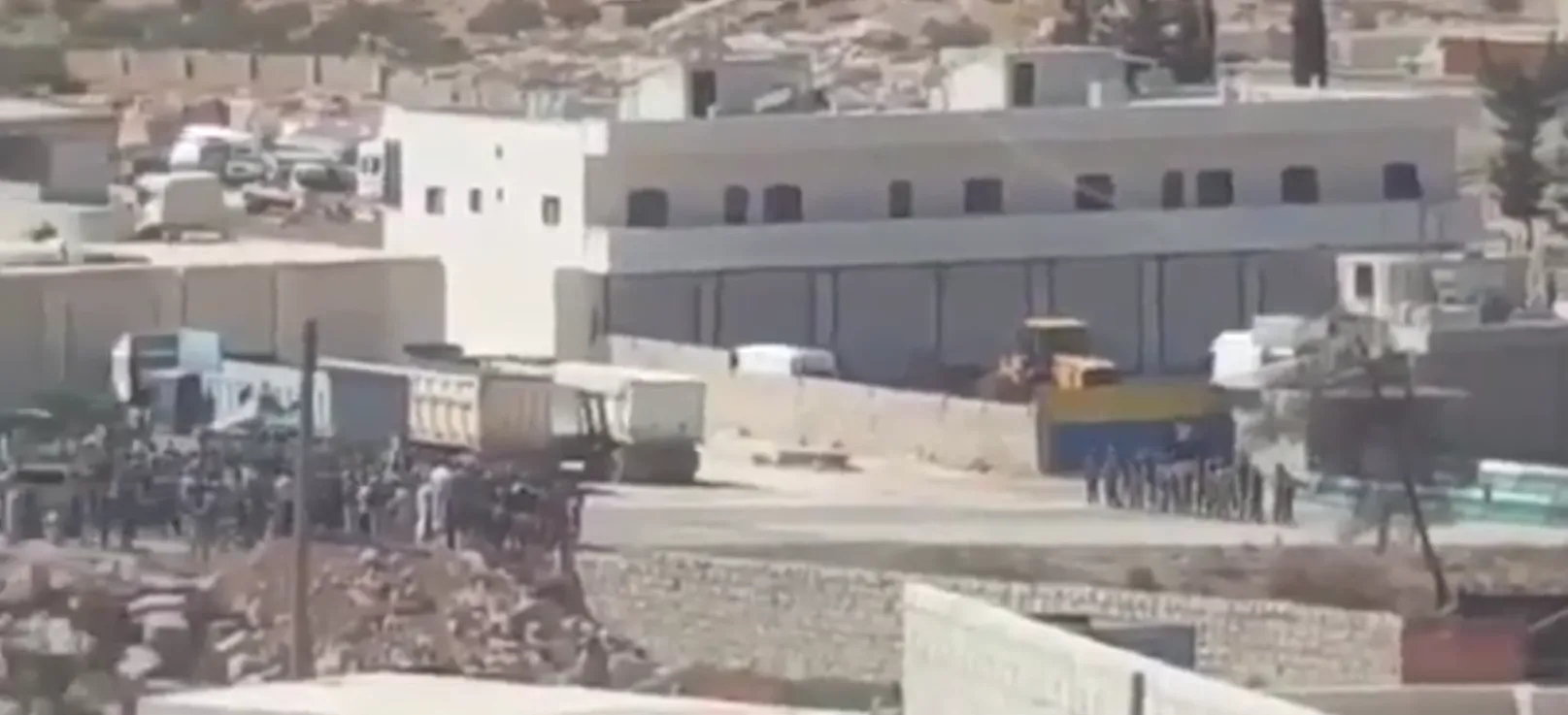Videoed…Jabhat al-Nusra prevents demonstrators of Idlib to reach Bab al-Hewa Crossing