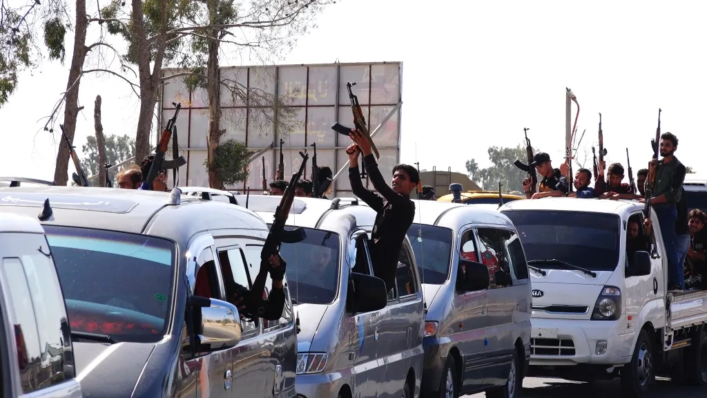 100 young people from al-Tabqa join resistance in response to general alarm