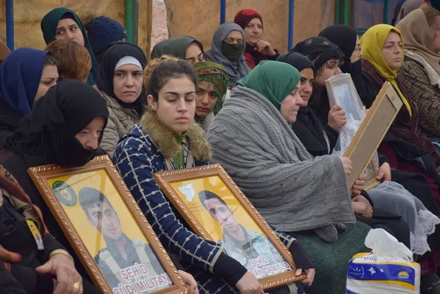 Qamishlo population offer condolences to   martyrs families of  Dignity Resistance