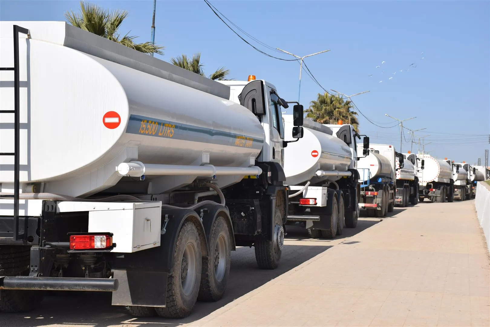 SDF's water tankers distribute water on Al Hasaka residents
