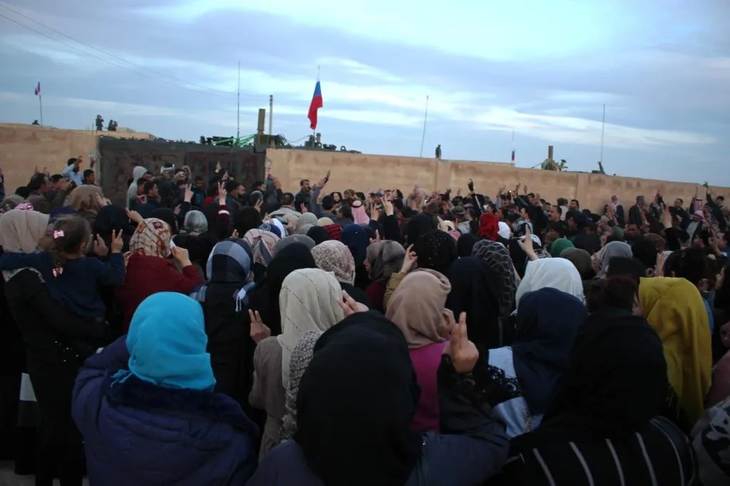 Al-Raqqa and Al-Tabeqa residents: protest in front of Russian base  for Ocalan
