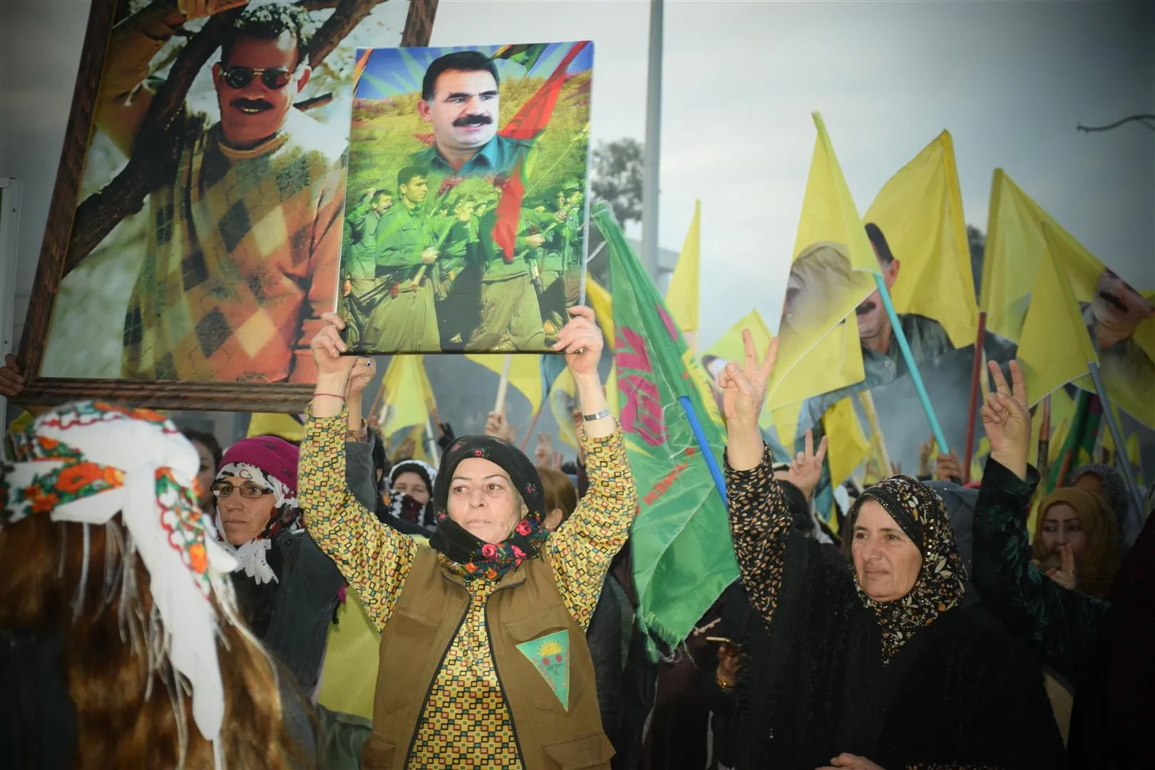 Thousands of Al Hasaka canton residents demonstrate  for revealing Ocalan's situation