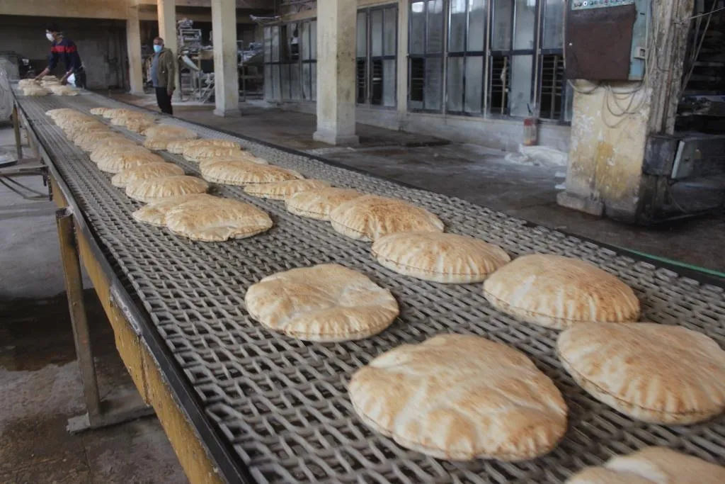 To prevent gatherings ... Darbasiyah residents receive bread from communes