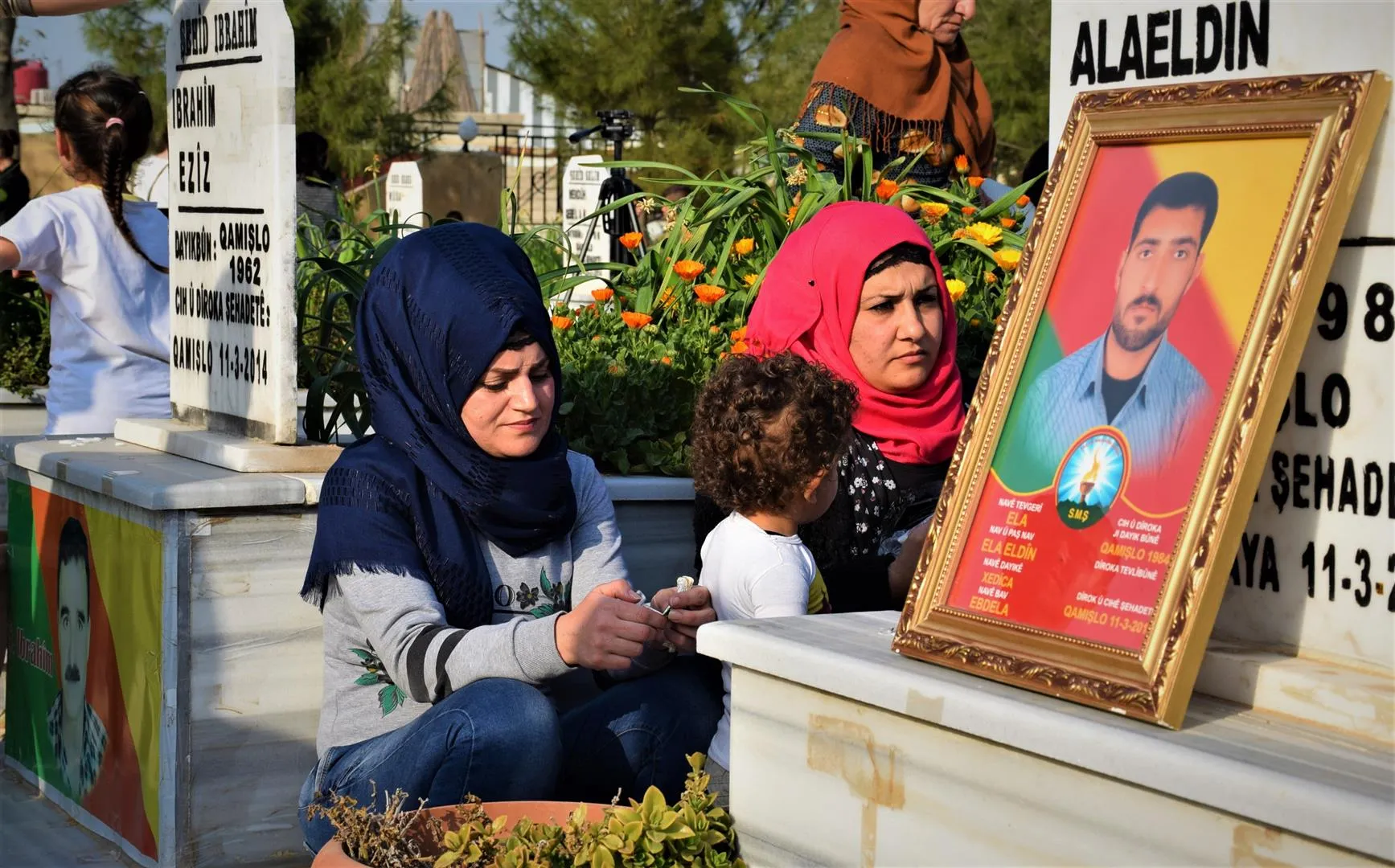 By lighting candles, wreaths, Qamishlo people commemorate municipality's martyrs