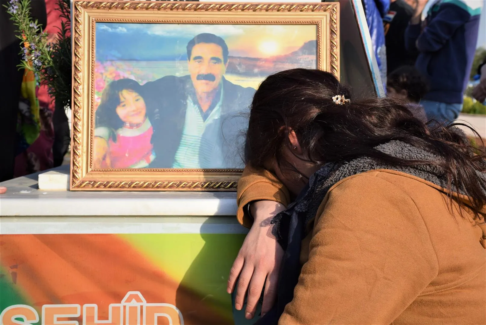 By lighting candles, wreaths, Qamishlo people commemorate municipality's martyrs