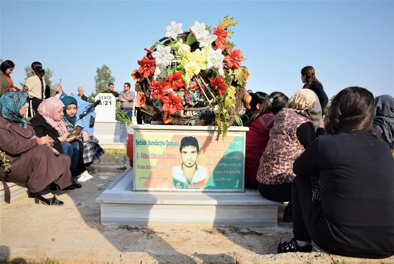 By lighting candles, wreaths, Qamishlo people commemorate municipality's martyrs