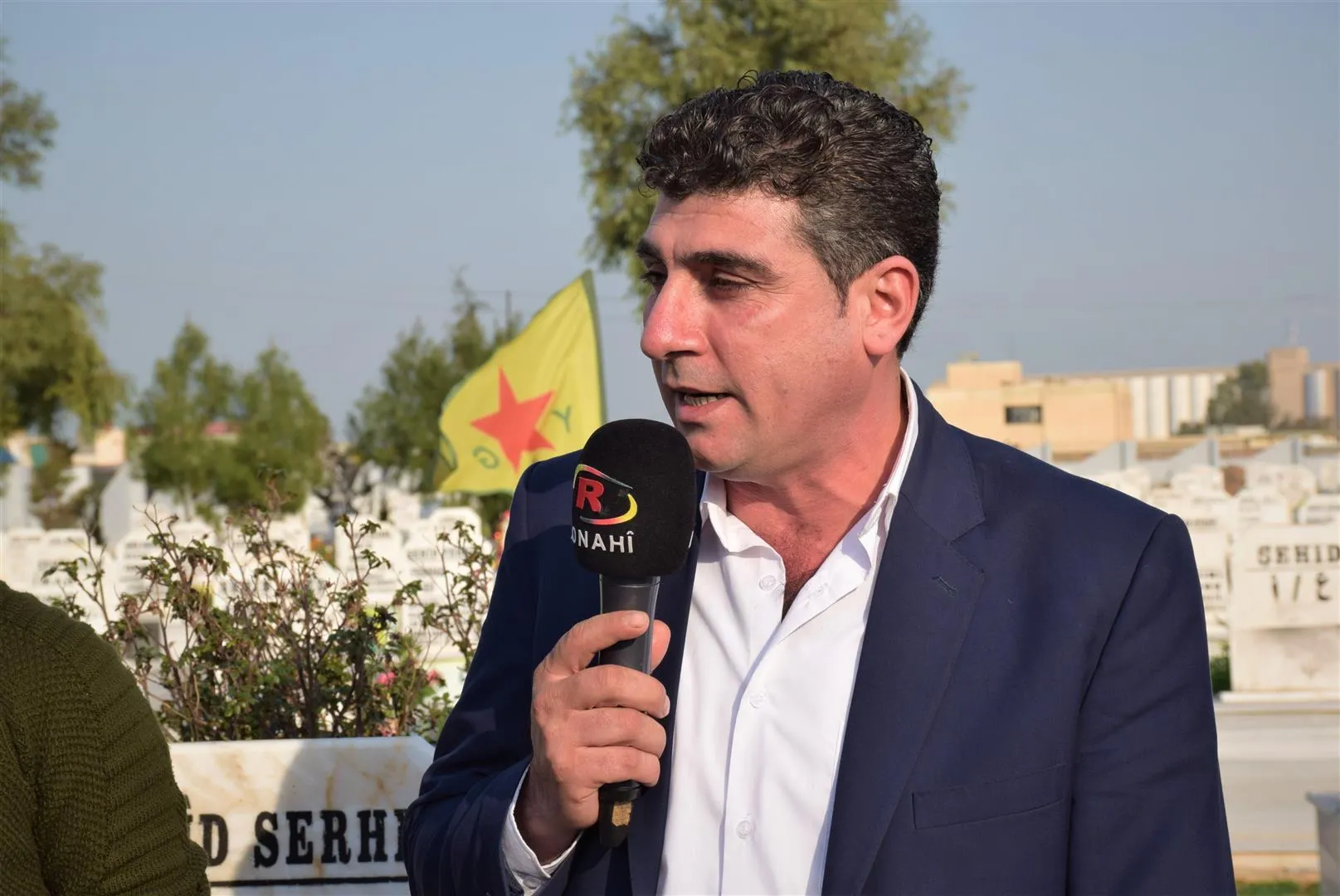 By lighting candles, wreaths, Qamishlo people commemorate municipality's martyrs