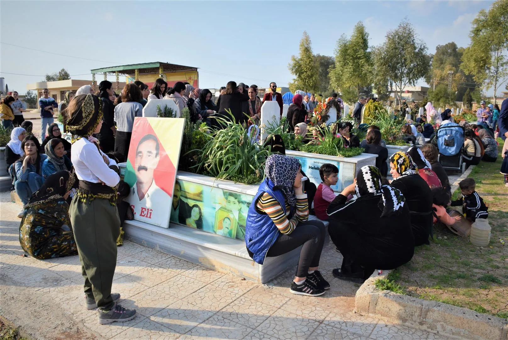 By lighting candles, wreaths, Qamishlo people commemorate municipality's martyrs