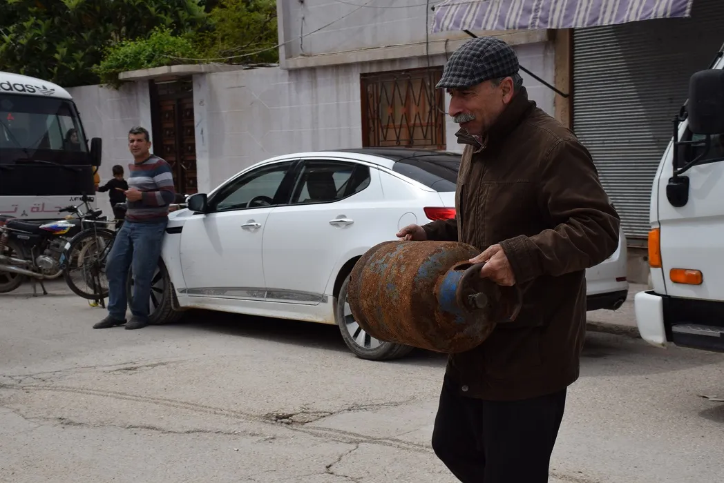 To prevent gatherings, Crisis Cell decides to deliver gas cylinders and bread to homes
