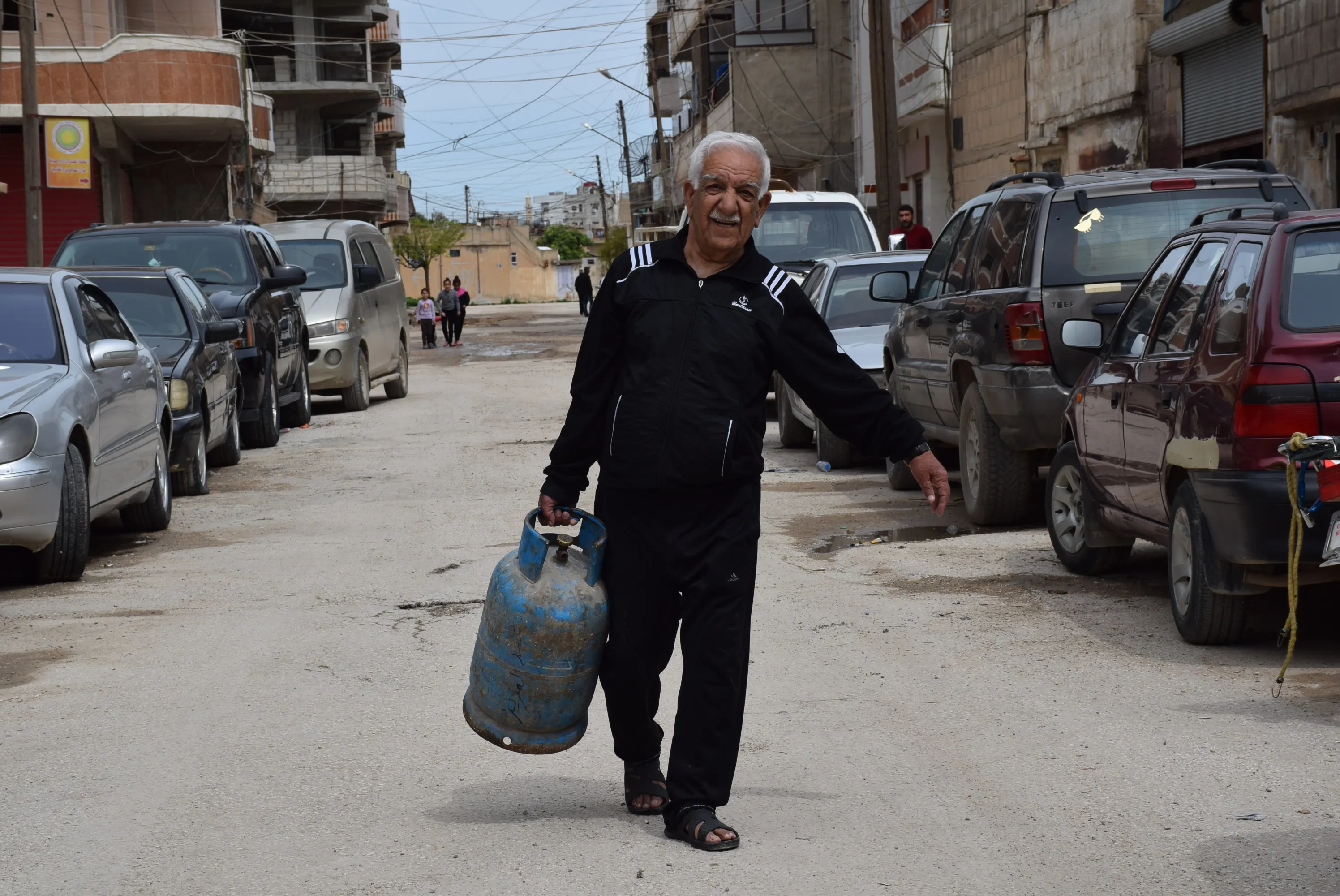 To prevent gatherings, Crisis Cell decides to deliver gas cylinders and bread to homes