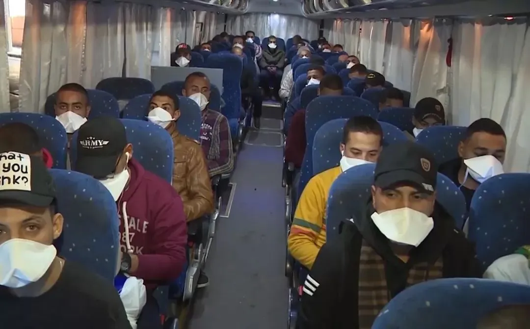 Egyptian army distributes free muzzles to citizens