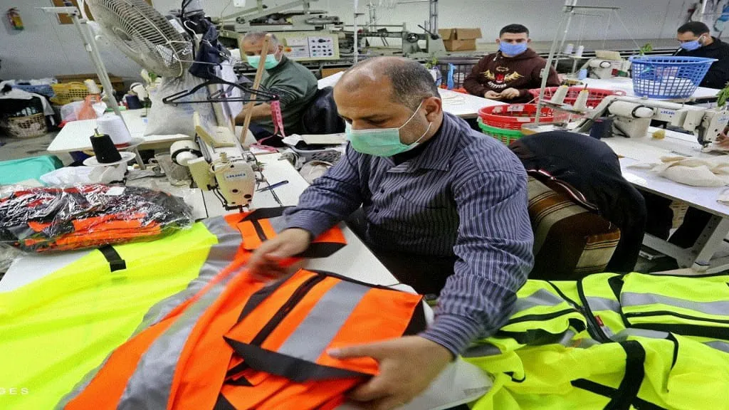  Gaza manufactures muzzles and protective cloths against Covid- 19 under siege