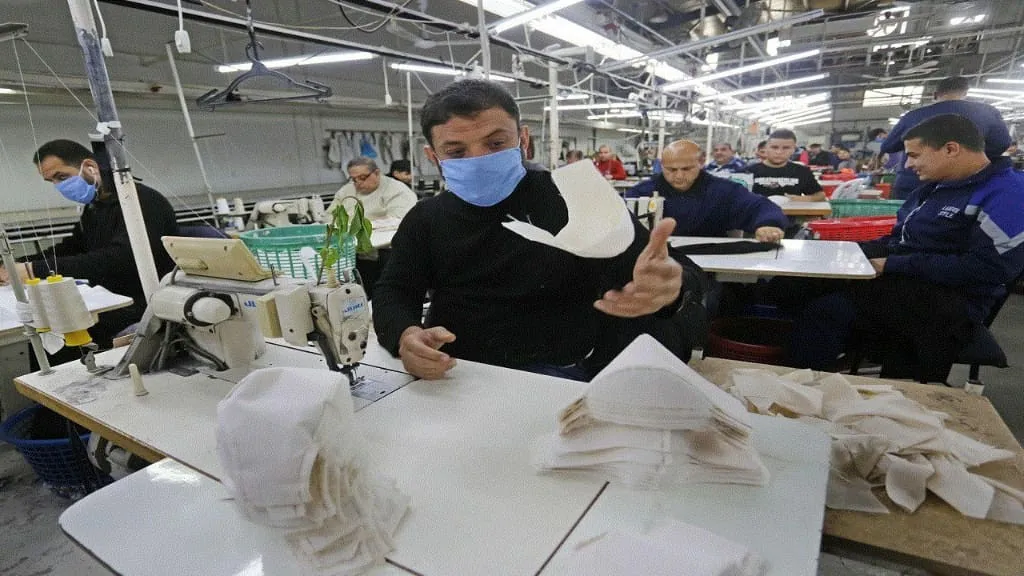  Gaza manufactures muzzles and protective cloths against Covid- 19 under siege