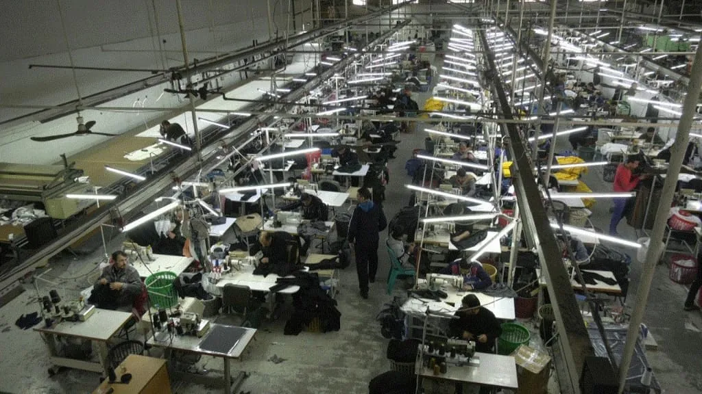  Gaza manufactures muzzles and protective cloths against Covid- 19 under siege
