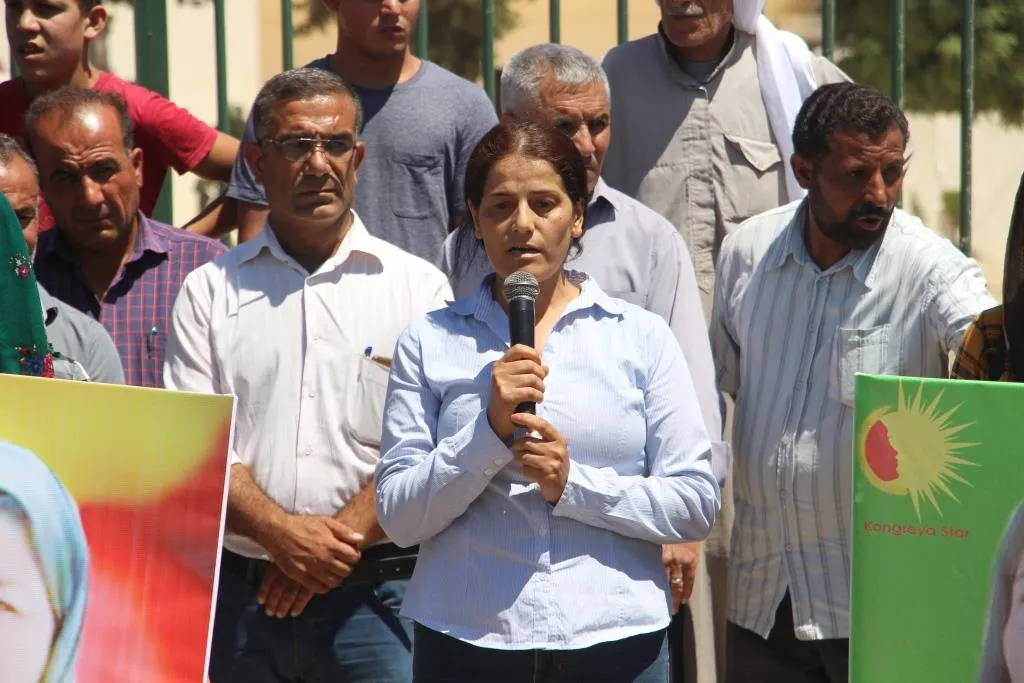 People of Kobani protest demanding America and Russia show clear stance