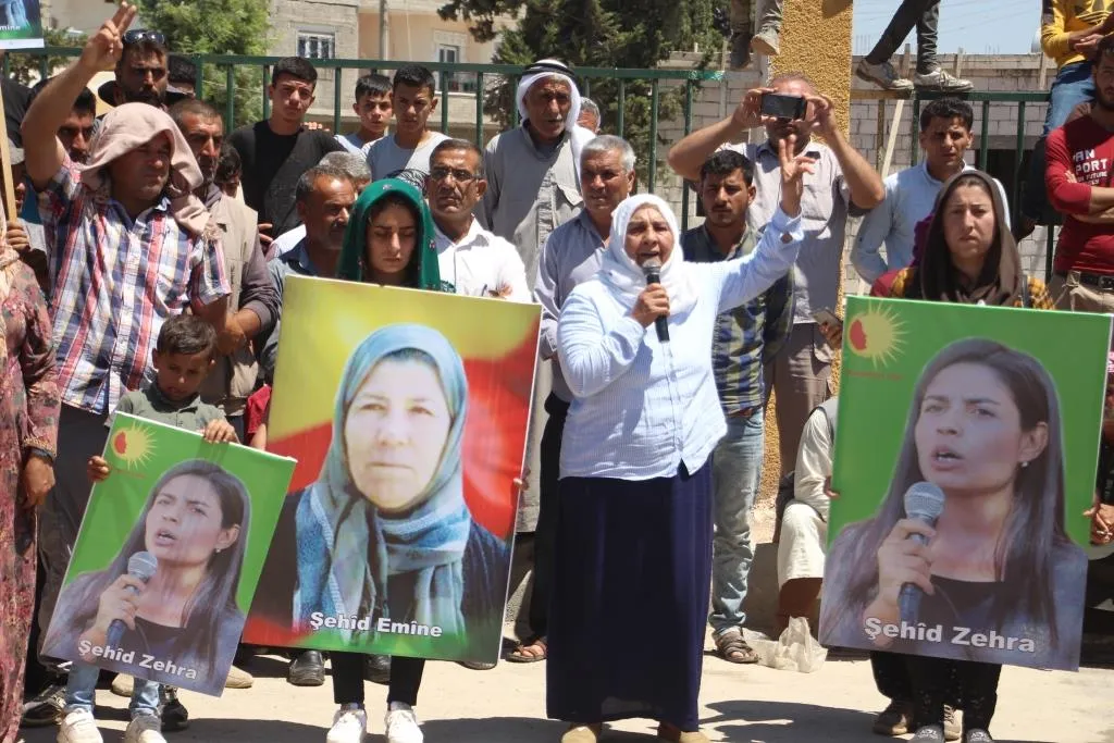 People of Kobani protest demanding America and Russia show clear stance