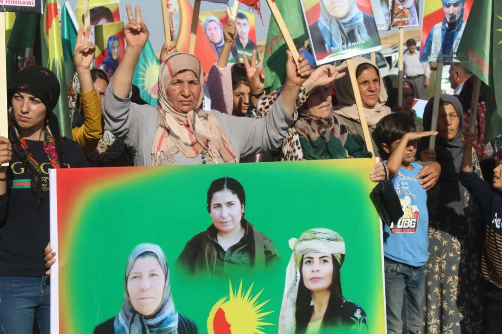 Protest in front of Russian base in Kobani