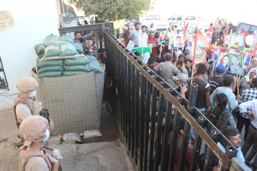 What happened between Kobani people’s delegation and the Russian officers?