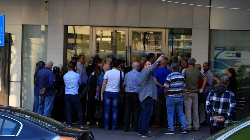 Lebanese banks smuggle six billion dollars, IMF expresses concern.