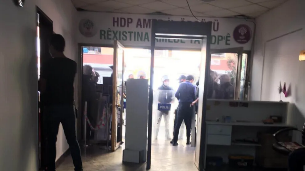 Turkish Police raid People's Democratic Party headquarters  